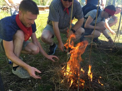 Jongeman maakt groot vuur om touw mee door te branden